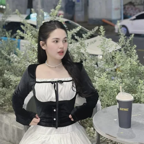 Sét áo đen phối trắng xếp ly ngực thắt nơ + chân váy trắng tầng