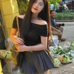 Sét áo đen trễ vai + chân váy xám xếp ly
