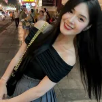Sét áo đen trễ vai + chân váy xám xếp ly