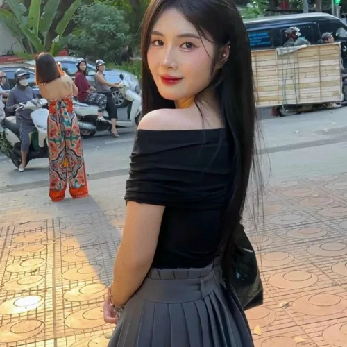 Sét áo đen trễ vai + chân váy xám xếp ly