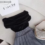 Sét áo đen trễ vai + chân váy xám xếp ly