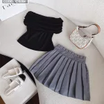 Sét áo đen trễ vai + chân váy xám xếp ly