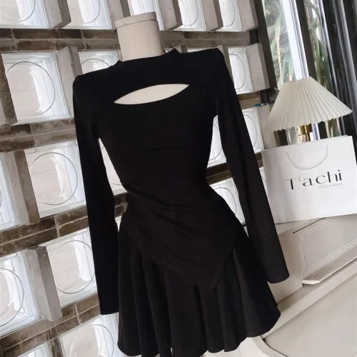 Sét áo nhung đen khoét ngực tay dài + chân váy xoè