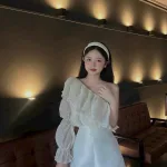 Sét áo nude bèo 1 bên tay + short trắng