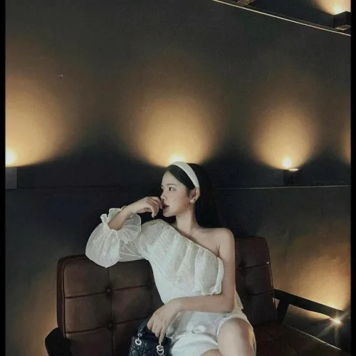 Sét áo nude bèo 1 bên tay + short trắng