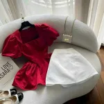 Sét áo peplum đỏ cổ vuông tay phồng + chân váy trắng