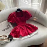 Sét áo peplum đỏ cổ vuông tay phồng + chân váy trắng