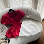 Sét áo peplum đỏ cổ vuông tay phồng + chân váy trắng