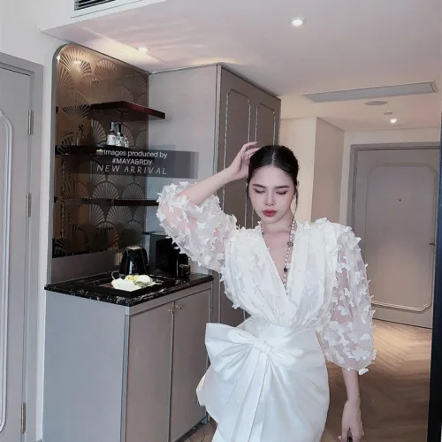 Sét áo thêu bướm nổi + chân váy xếp nơ lệch