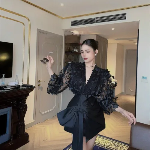 Sét áo thêu bướm nổi + chân váy xếp nơ lệch