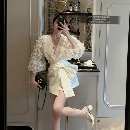 Sét áo thêu bướm nổi + chân váy xếp nơ lệch