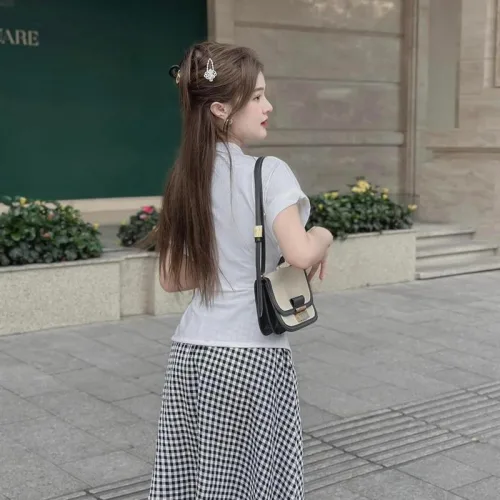 Sét áo thun trắng xoắn eo + chân váy caro đen xoè dài