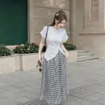 Sét áo thun trắng xoắn eo + chân váy caro đen xoè dài