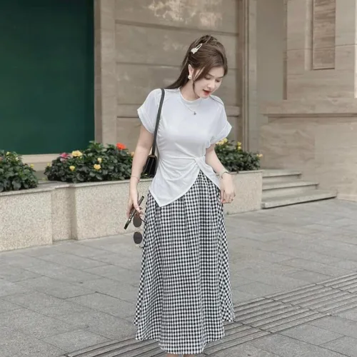 Sét áo thun trắng xoắn eo + chân váy caro đen xoè dài