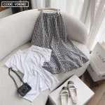 Sét áo thun trắng xoắn eo + chân váy caro đen xoè dài