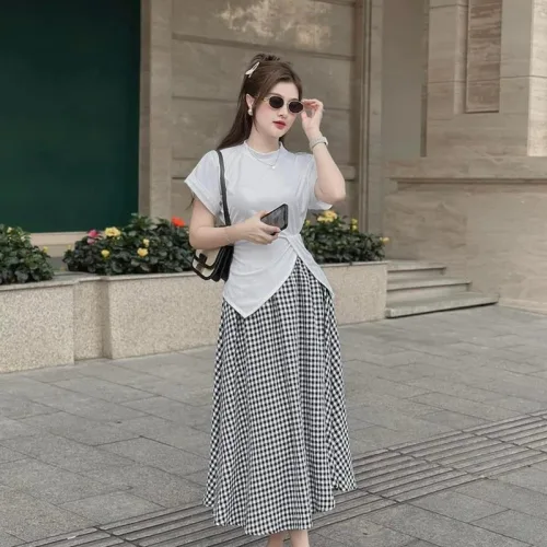 Sét áo thun trắng xoắn eo + chân váy caro đen xoè dài