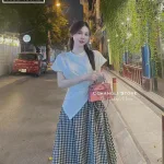 Sét áo thun trắng xoắn eo + chân váy caro đen xoè dài