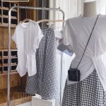 Sét áo thun trắng xoắn eo + chân váy caro đen xoè dài
