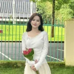 Sét áo trắng cuốn biên cài đá nơ + chân váy midi nude