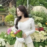 Sét áo trắng cuốn biên cài đá nơ + chân váy midi nude