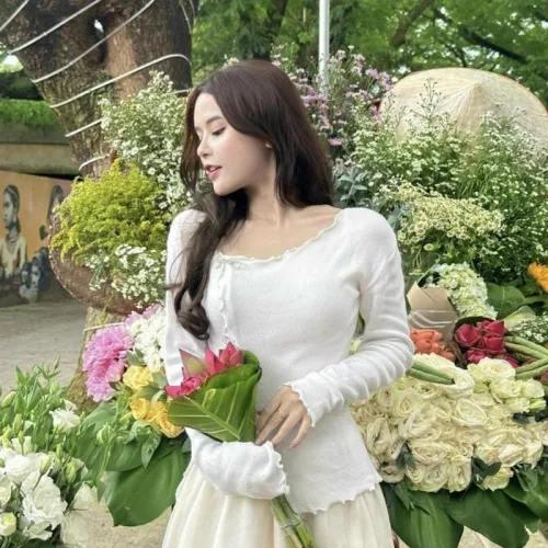 Sét áo trắng cuốn biên cài đá nơ + chân váy midi nude