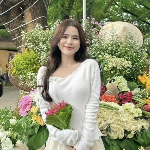 Sét áo trắng cuốn biên cài đá nơ + chân váy midi nude