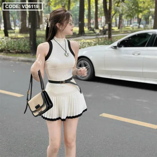 Sét áo trắng viền đen + chân váy xếp ly