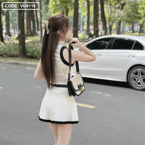 Sét áo trắng viền đen + chân váy xếp ly