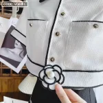 Sét crop dạ trắng viền đen tag hoa + chân váy đen kèm xích