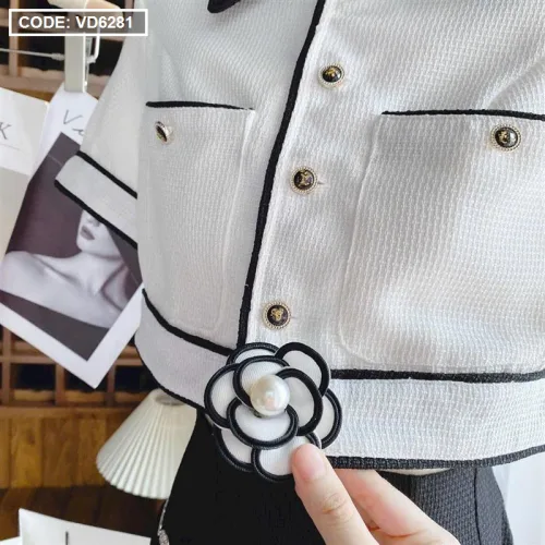 Sét crop dạ trắng viền đen tag hoa + chân váy đen kèm xích