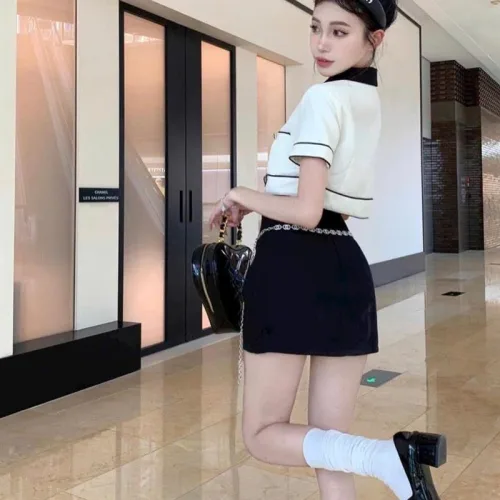 Sét crop dạ trắng viền đen tag hoa + chân váy đen kèm xích