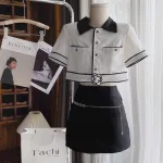 Sét crop dạ trắng viền đen tag hoa + chân váy đen kèm xích