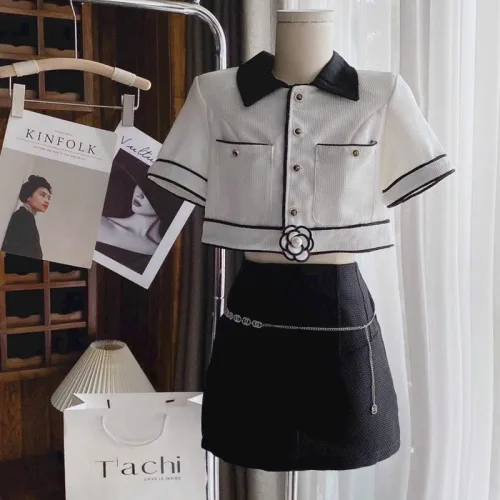 Sét crop dạ trắng viền đen tag hoa + chân váy đen kèm xích
