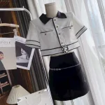 Sét crop dạ trắng viền đen tag hoa + chân váy đen kèm xích