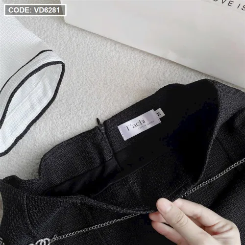 Sét crop dạ trắng viền đen tag hoa + chân váy đen kèm xích