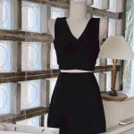 Sét crop đen cổ v chéo dây lưng + chân váy