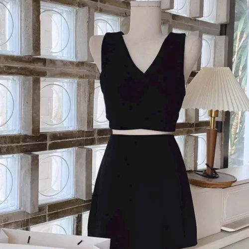 Sét crop đen cổ v chéo dây lưng + chân váy