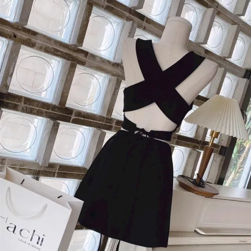 Sét crop đen cổ v chéo dây lưng + chân váy