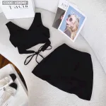 Sét crop đen cổ v chéo dây lưng + chân váy