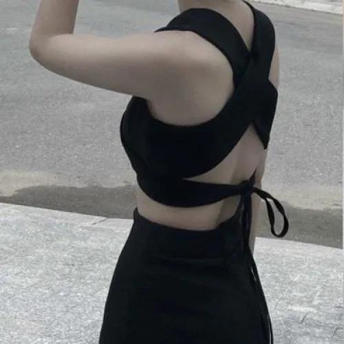 Sét crop đen cổ v chéo lưng + chân váy