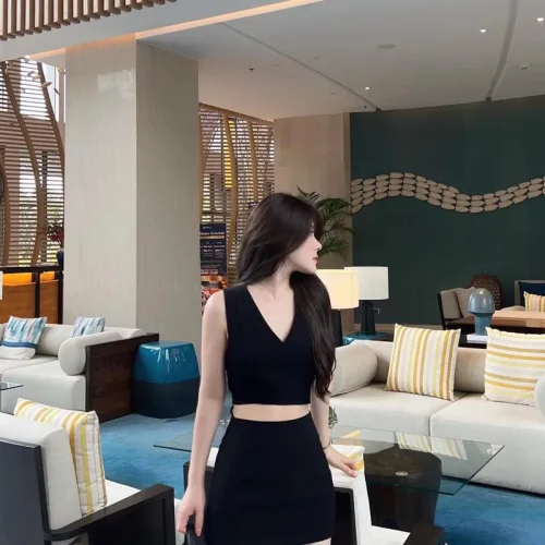 Sét crop đen cổ v chéo lưng + chân váy