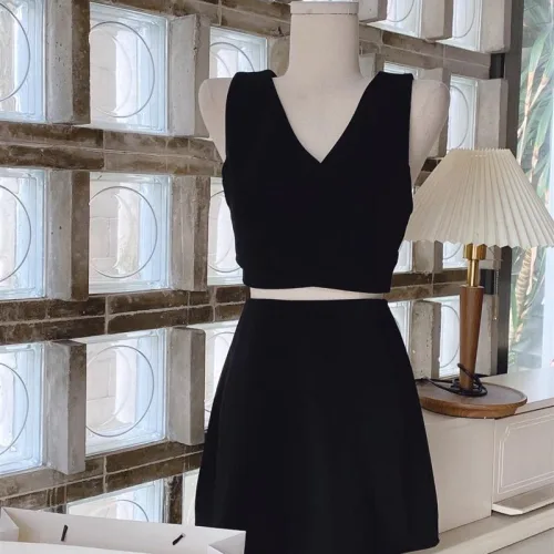 Sét crop đen cổ v chéo lưng + chân váy