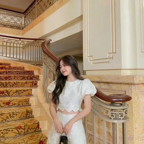 Sét crop gấm hoa nổi trắng cutout lưng nơ + short