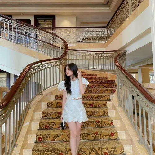 Sét crop gấm hoa nổi trắng cutout lưng nơ + short