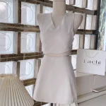 Sét crop nude cổ v chéo dây lưng + chân váy