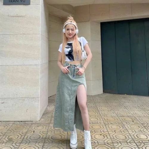 Sét crop pull trắng hình + chân váy midi jean xẻ đùi