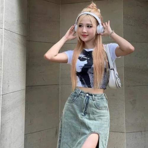 Sét crop pull trắng hình + chân váy midi jean xẻ đùi