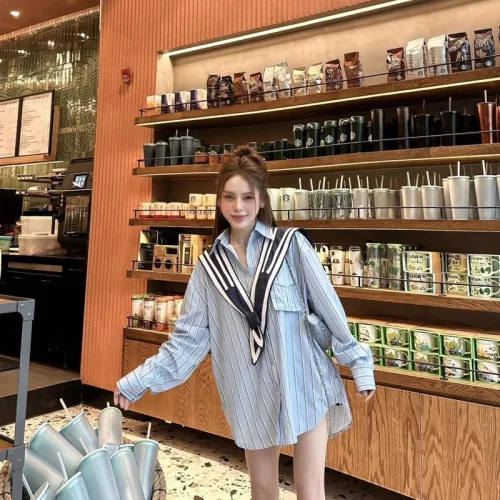 Sét crop pull trắng hình + chân váy midi jean xẻ đùi