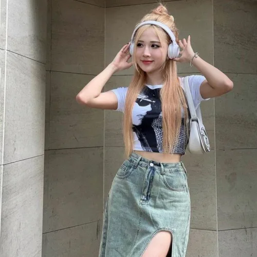 Sét crop pull trắng hình + chân váy midi jean xẻ đùi
