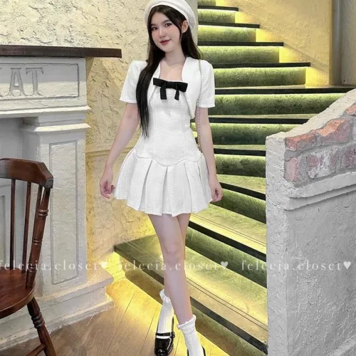 Sét đầm dạ trắng nơ đen ngực kèm khoác crop